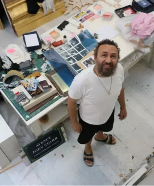 L’artiste contemporain Mathias Kiss dans son atelier à Paris