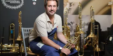 Adrien Jaminet, fondateur de l’Atelier des Cuivres, entreprise de fabrication artisanale et vente de trompettes.